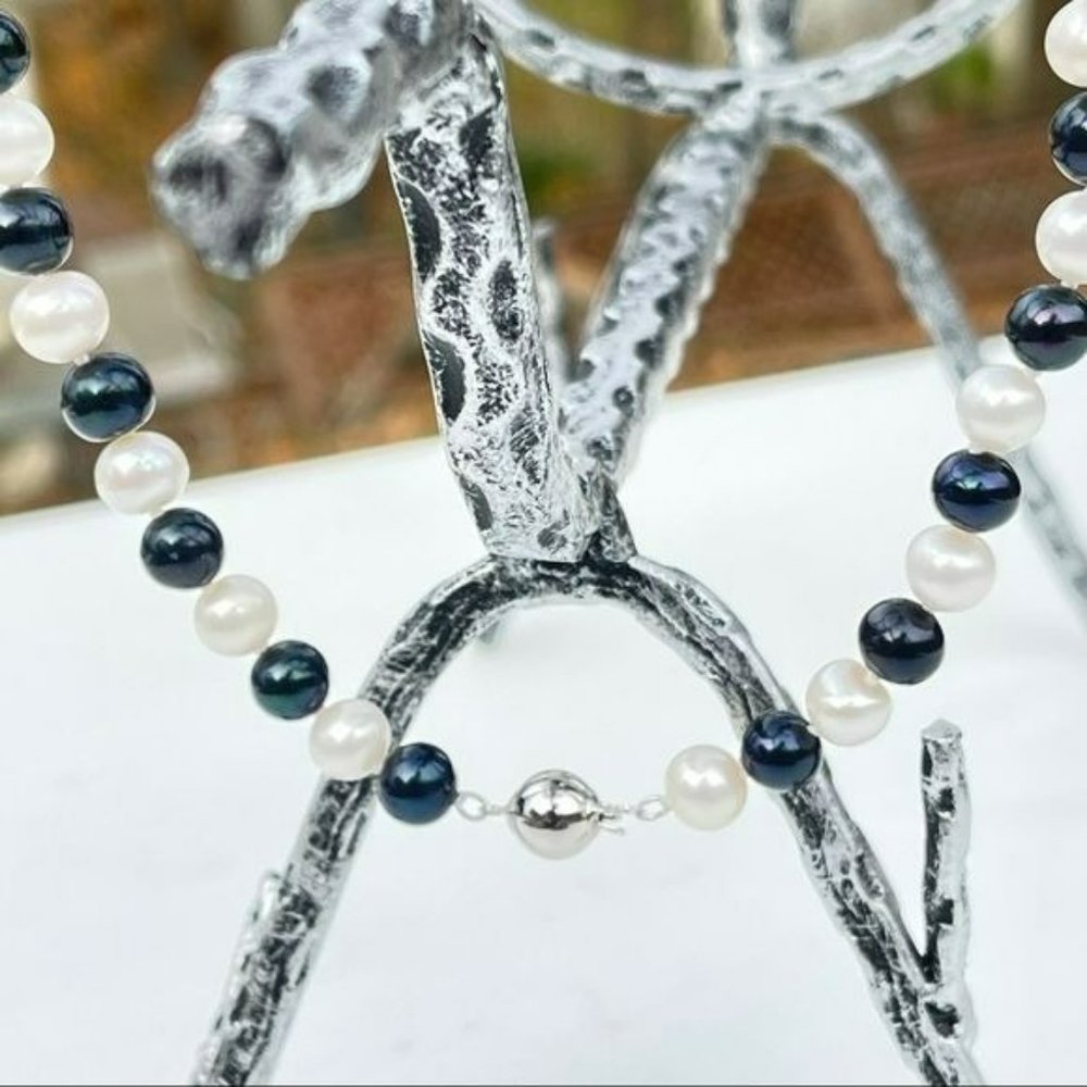 Near Round Cultured Freshwater Pearl Necklace White Pearl And dyed Black 18in - Picture 6 of 8